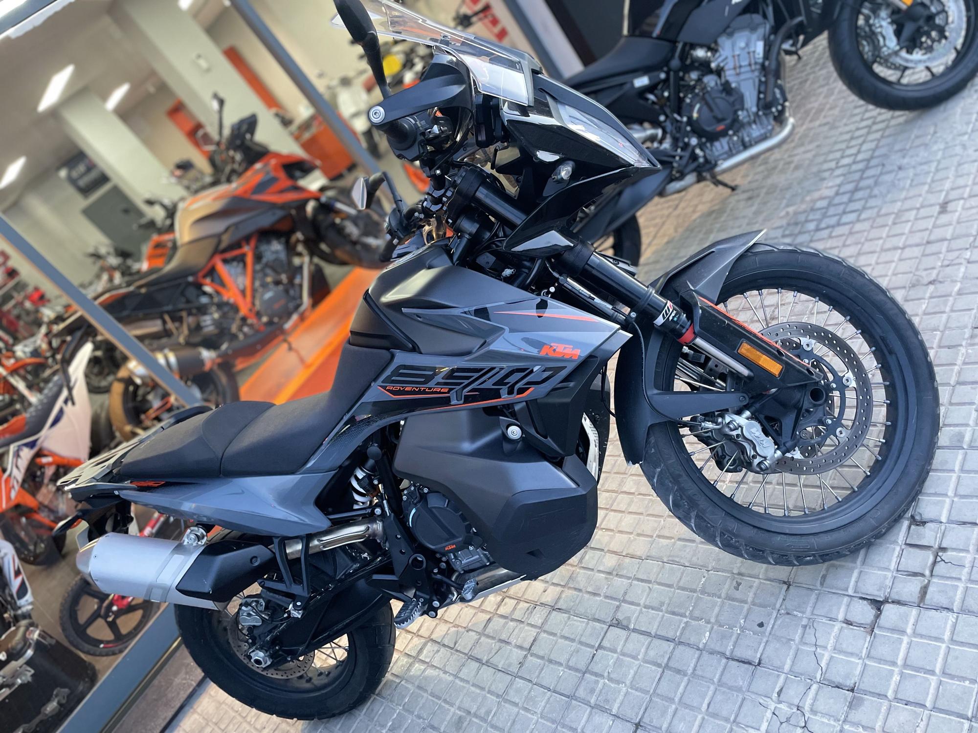 Liándola parda:  KTM 890 Adventure