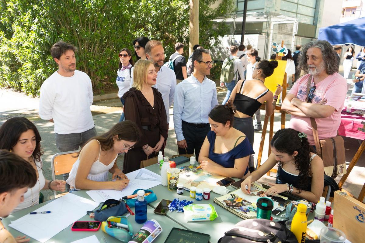 Regidores de Ontinyent en la Fira de l'Estudiantat.