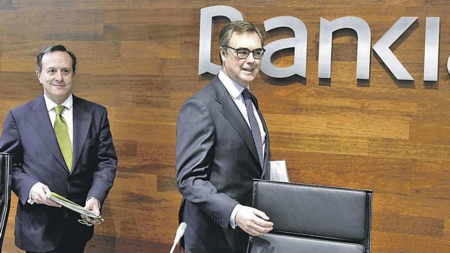 El consejero delegado de Bankia, José Sevilla (derecha), y el director adjunto de Banca de Particulares, Fernando Sobrini, ayer, antes de la comparecencia ante los medios. // Fernando Villar