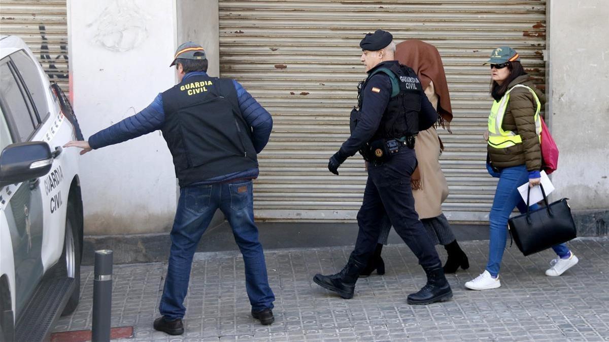 Agentes de la Guardia Civil se llevan a la detenida.