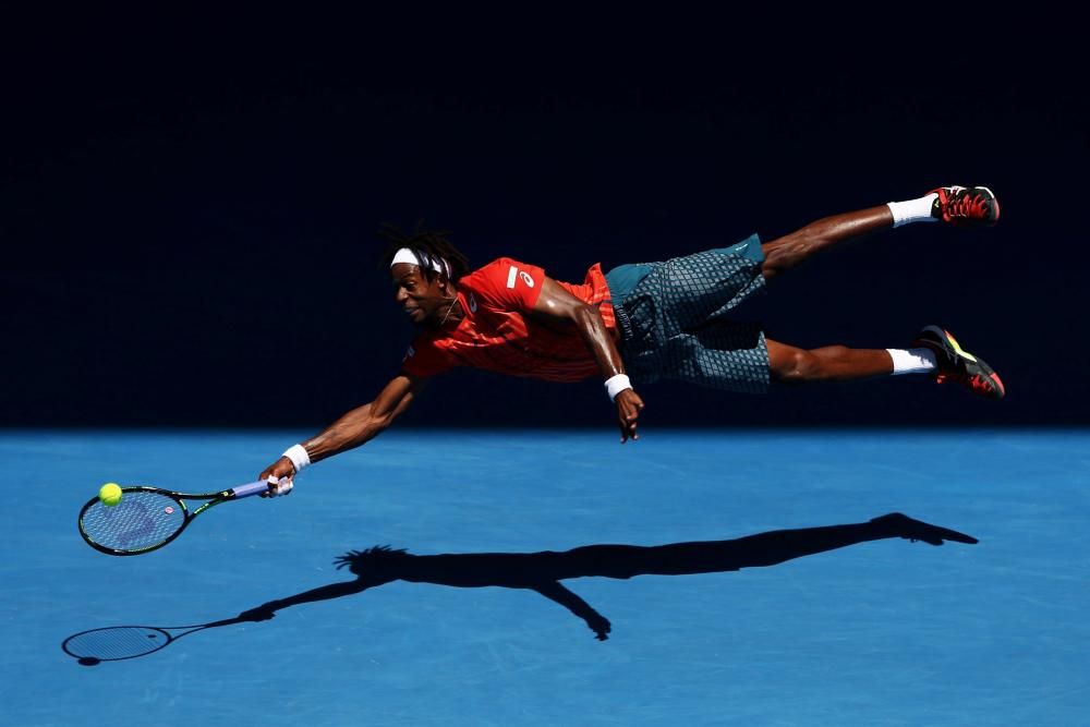 El tennista francès Gael Monfils retorna la bola al rus Andrey Kuznetsov durant la quarta ronda de l'Obert d'Austràlia