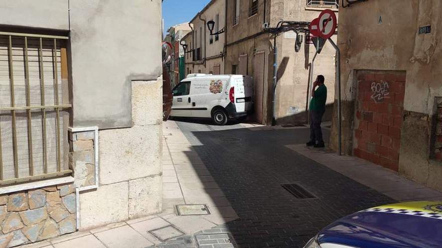 Un coche patrulla de la Policía Local bloqueando la circulación en la zona del accidente. 