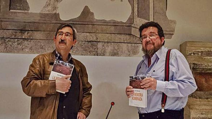 Félix Población Bernardo y Javier Iglesias Peláez, en la presentación del libro en la Biblioteca.