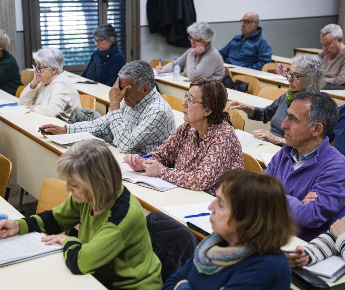 Les universitats per a gent gran es consoliden amb més de 44.000 alumnes