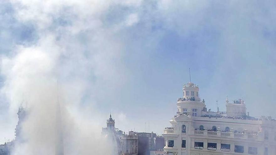 La &quot;mascletà&quot; en la plaza del Ayuntamiento.