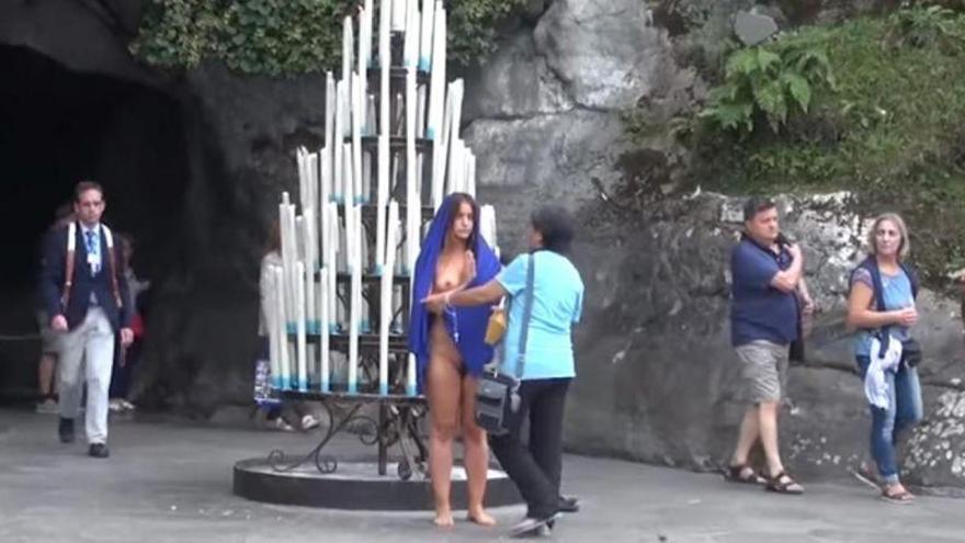 Denunciada una artista por exhibirse desnuda frente a la Virgen de Lourdes