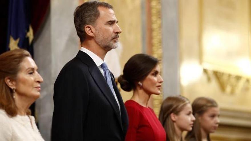 D&#039;esquerra a dreta, la presidenta del Congrés, Ana Pastor, el monarca, la seva esposa, Letizia, i les filles, la princesa Elionor i la infanta Sofia.