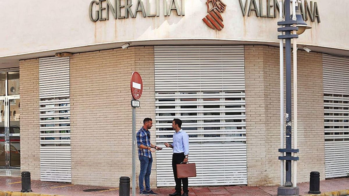 Alejandro Bernabé, spokesperson for Cs de Rojales, on the left, with his lawyer in court. | INFORMATION Alejandro Bernabé, spokesperson for Cs de Rojales, on the left, with his lawyer in court. | INFORMATION