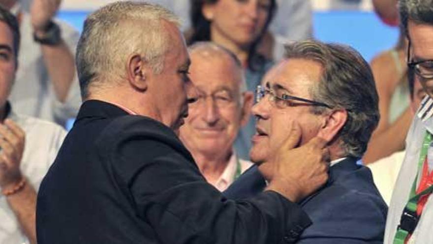 Javier Arenas y Juan Ignacio Zoido se abrazan en el Congreso del PP andaluz