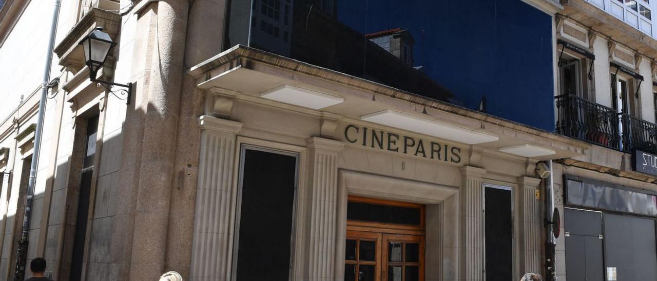 Fachada principal del cine París, en el número 8 de la calle Real.   | // VÍCTOR ECHAVE