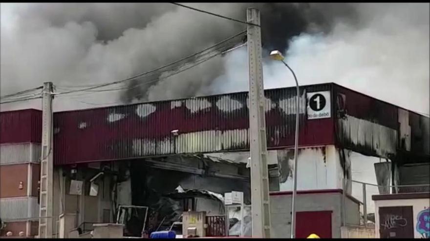 Els Bombers controlen el foc de la fàbrica Bo de Debò