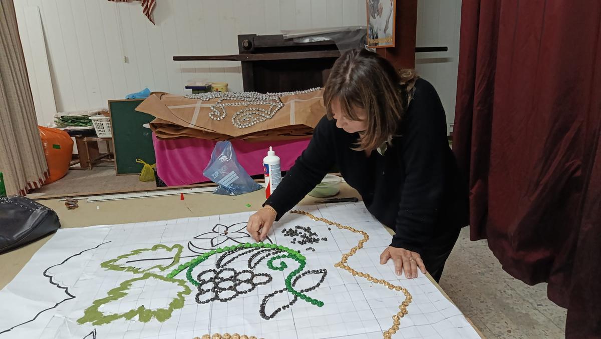 Los preparativos para las alfombras alrededor de la iglesia de Bueu