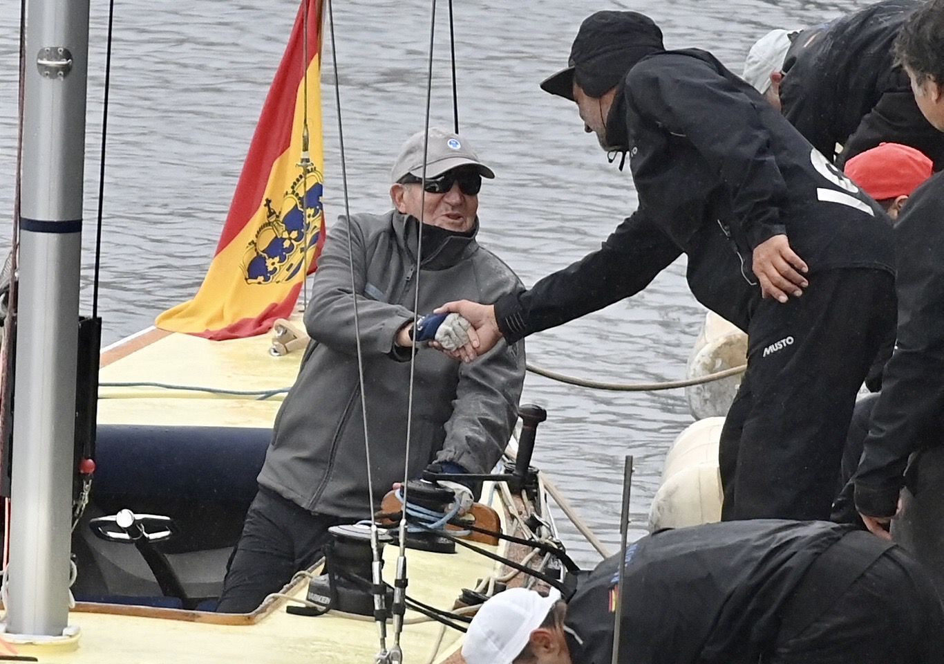 El rey emérito abandona Galicia después de que el viento y las olas le impidiesen navegar