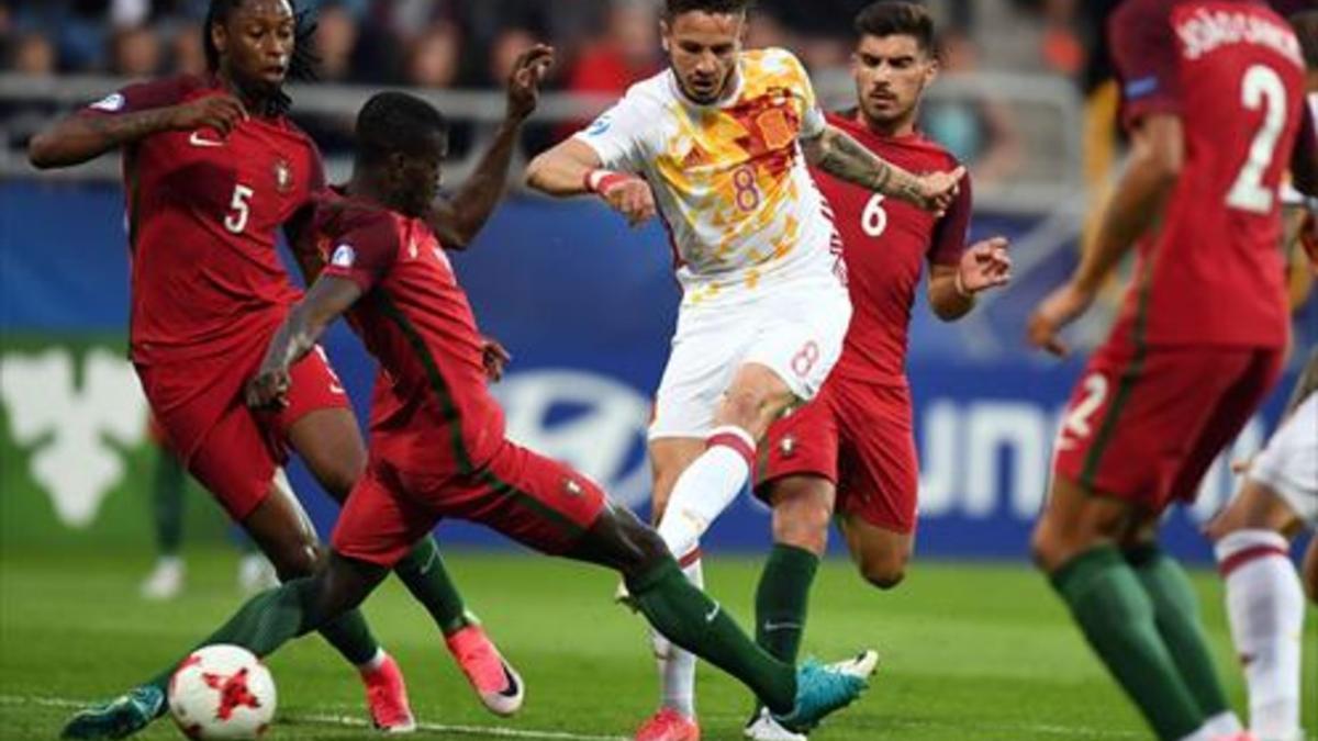 Saúl, rodeado de rivales, conecta un disparo raso que significó el primer gol español ante Portugal.