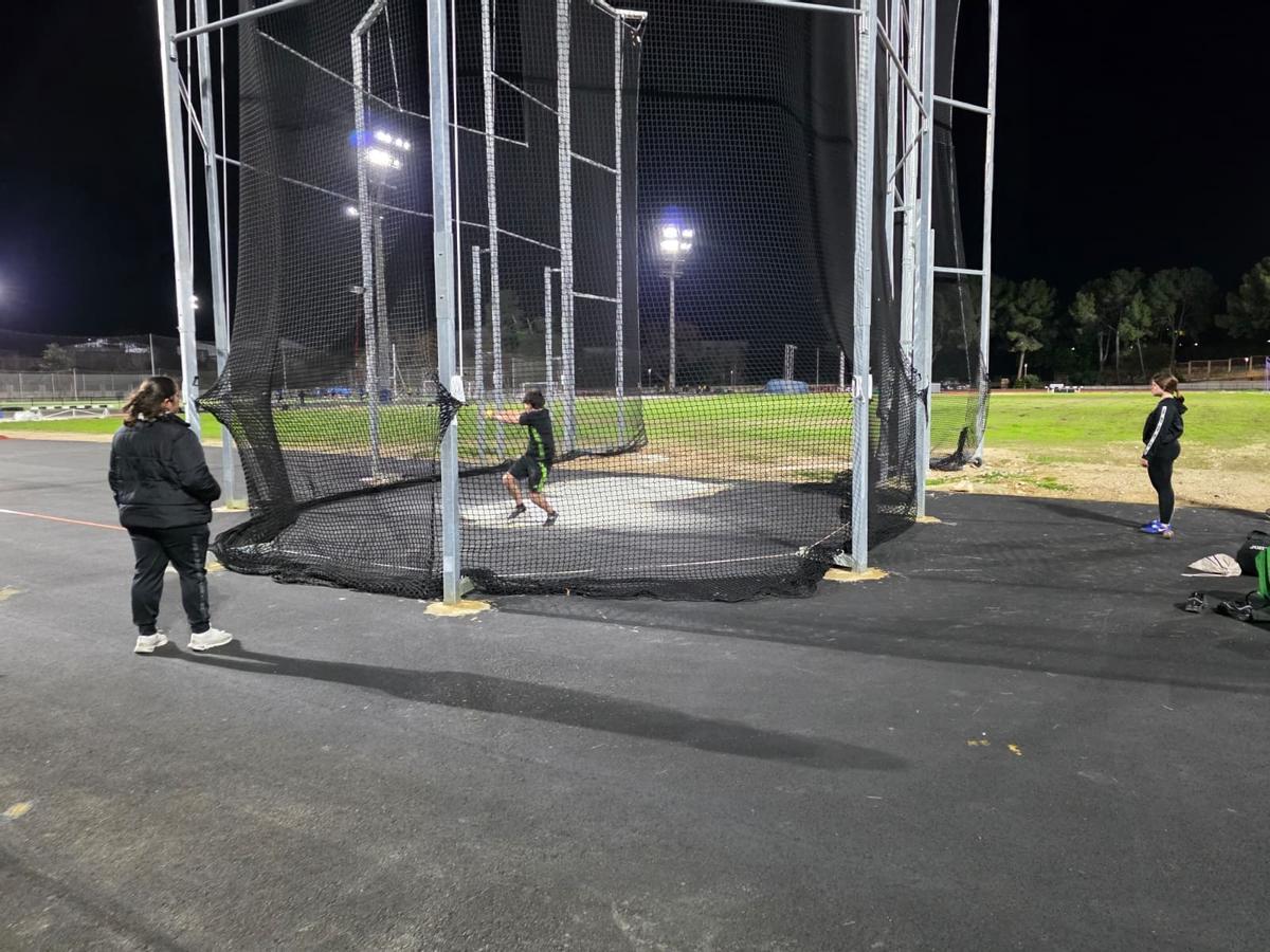 Atletas entrenando en la inacabada pista de atletismo de Gandia