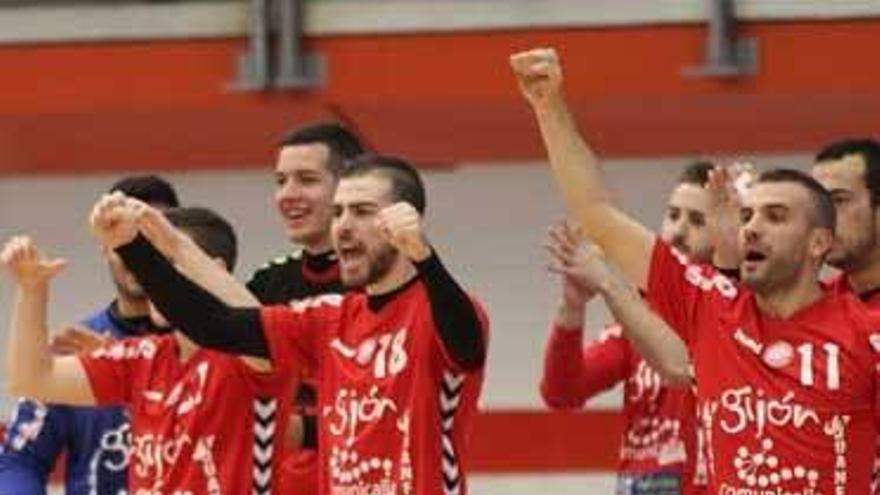 Varios jugadores del Juanfersa Comunicalia celebran un gol.