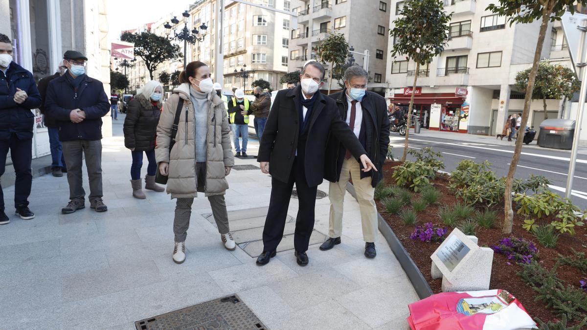 Abel Caballero inaugura el nuevo tramo humanizado de García Barbón