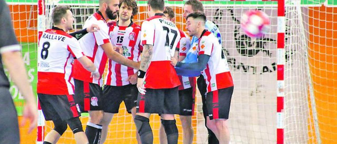 Piña de jugadores rojiblancos antes del último partido. | PEPA CONESA