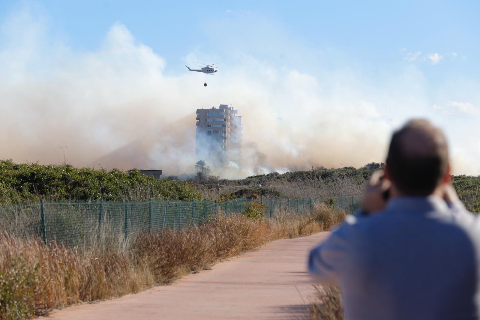 Desalojan cinco edificios tras declararse un incendio