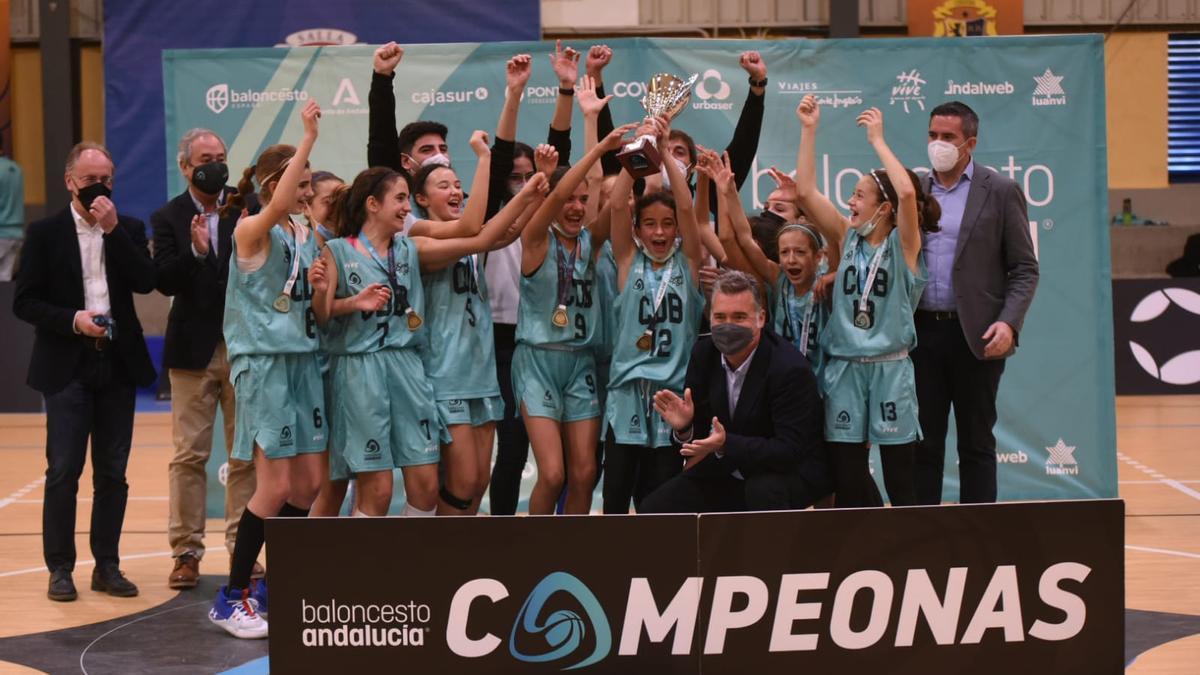 La selección provincial mini femenina de baloncesto celebra en La Salle la conquista del título andaluz.