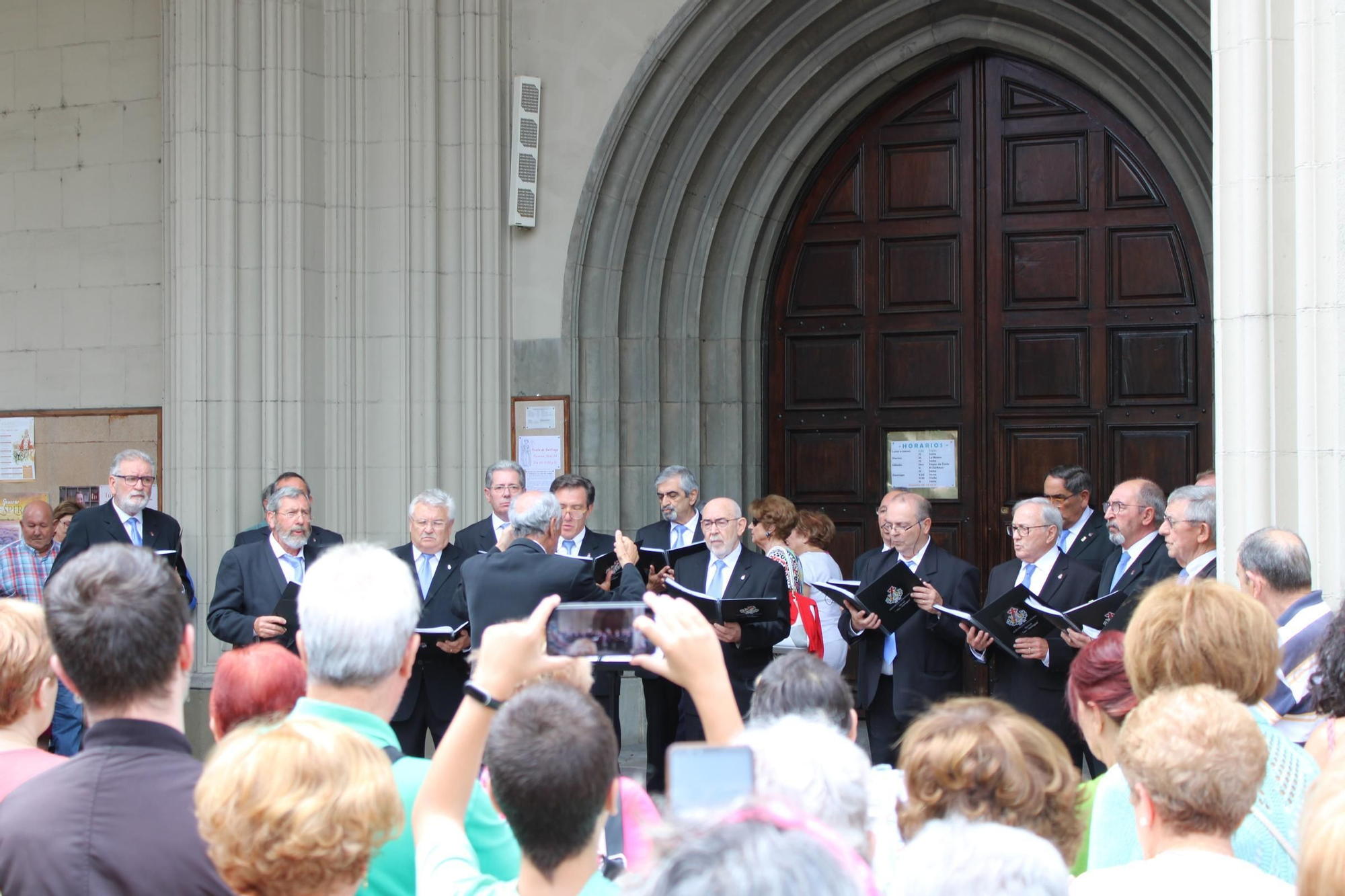 Así es el último día de las fiestas en Sama: del concierto del Coro "Santiaguín" a la jira por los bares, pasando por la música constante