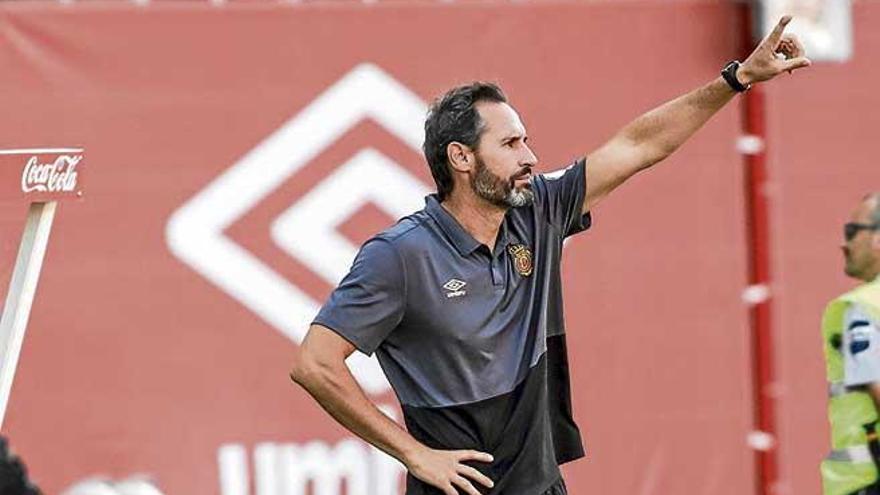Vicente Moreno da instrucciones a sus jugadores en su primer partido oficial en casa.