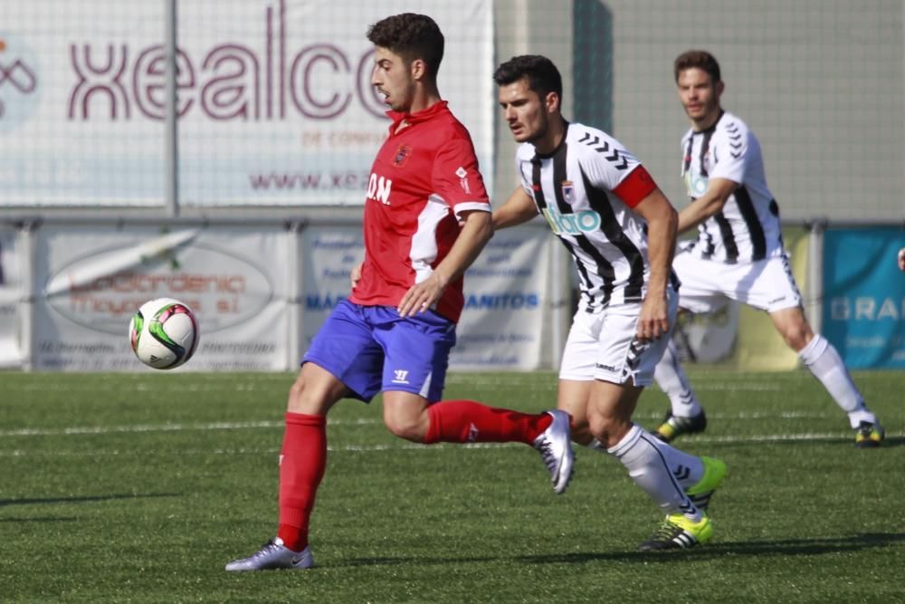 Los redondelanos se impusieron por 2-1 al Badajoz gracias a los goles de Comis y Fer.