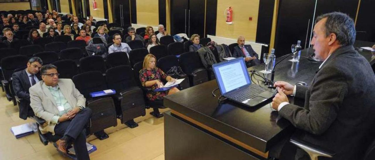 El forense Fernando Serrulla, ayer, durante en su intervención en las jornadas. // Brais Lorenzo