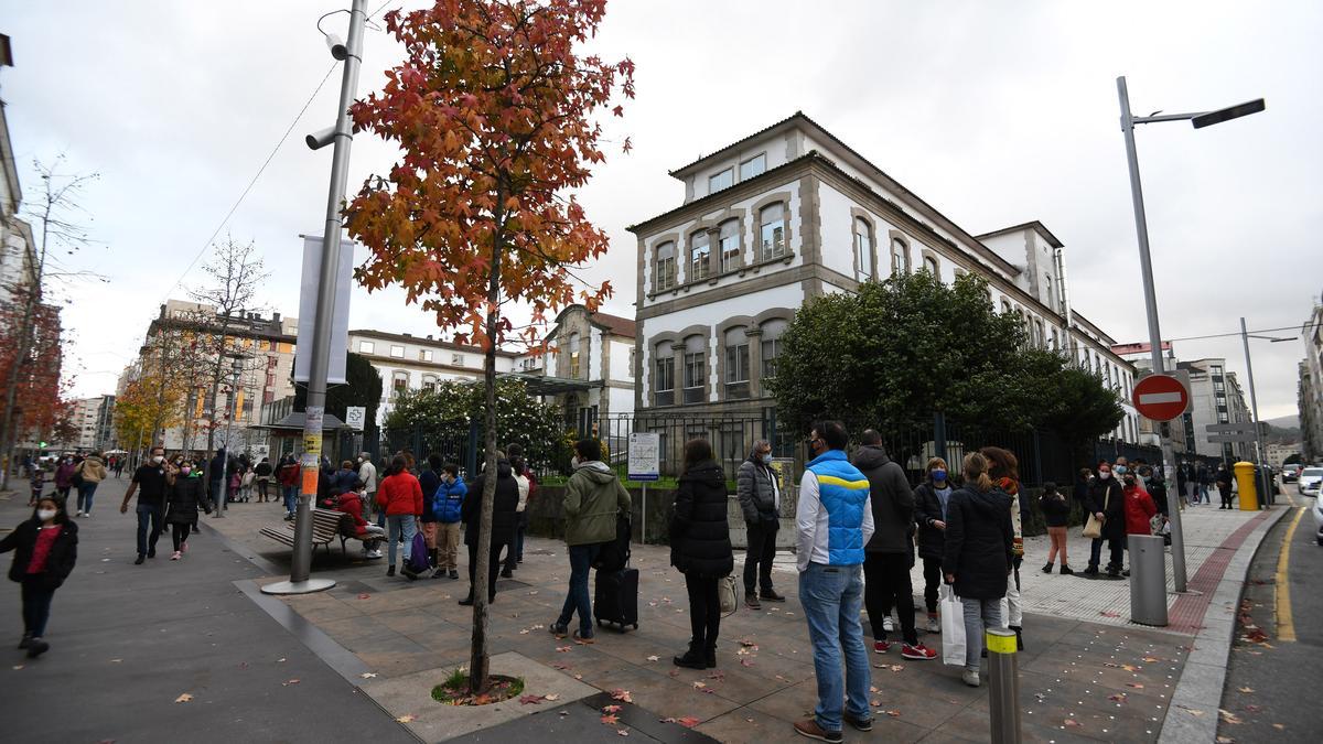 Cola de gente para hacerse el cribado con PCR en el Hospital Provincial de Pontevedra