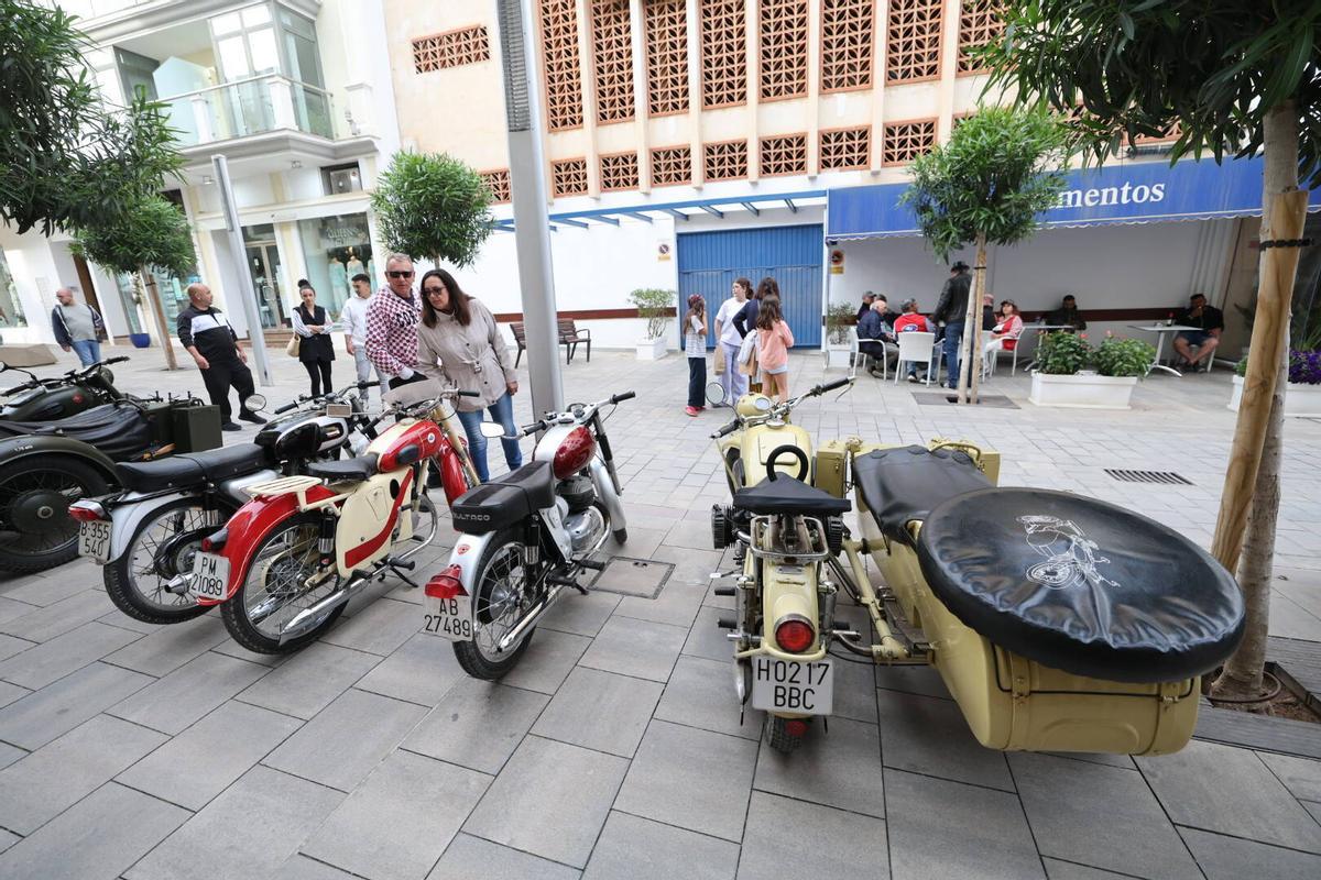Flores, motos y coches en 'Anar a maig' en las fiestas de Santa Eulària