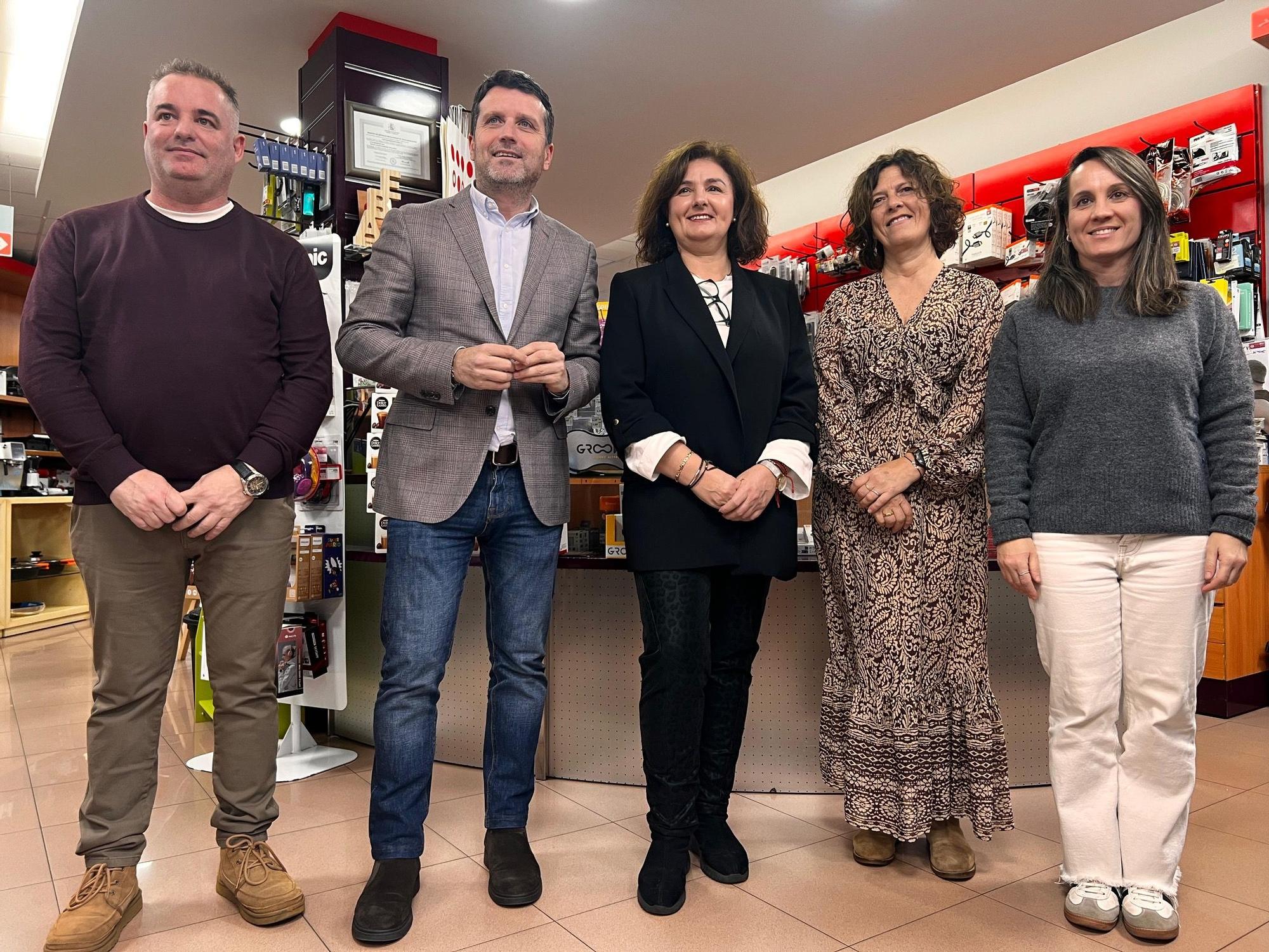 Romero, segundo esquerda, e García, cuarta, no establecemento Cenor Otero de Boiro.