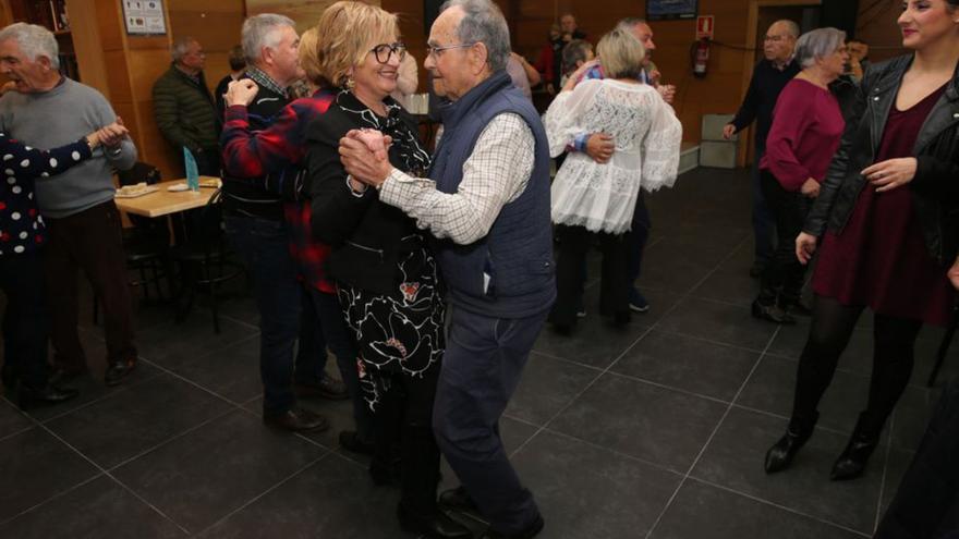 Coral Ríos y Leticia Santos participaron en el baile.   | // SANTOS ÁLVAREZ