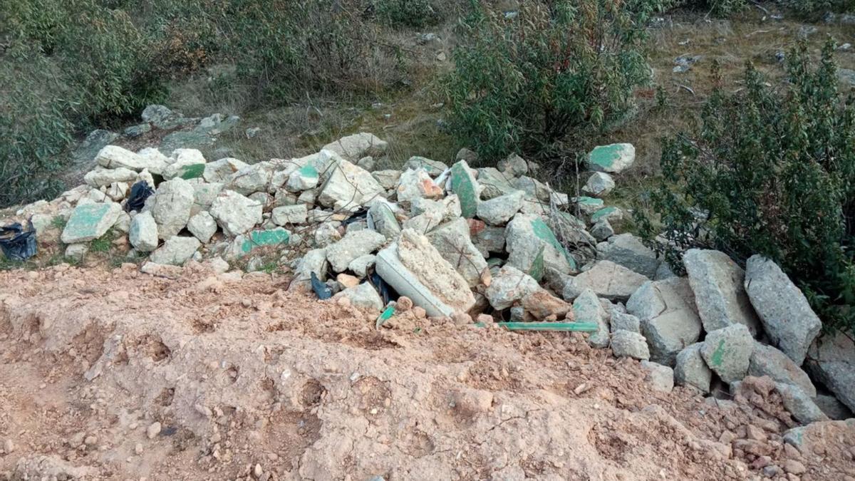 Denuncian la aparición de una escombrera ilegal en Ferreruela, en la sierra de la Culebra