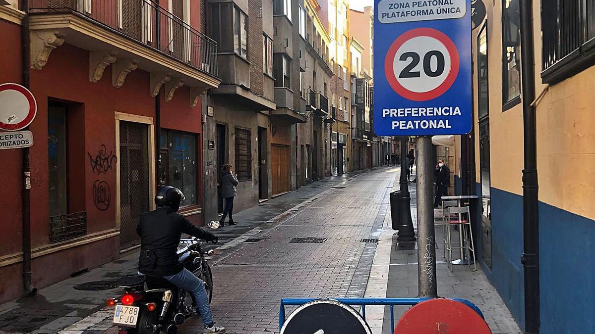 La calle de San Andrés con la nueva señalización de Zona 20 por ser de plataforma única.