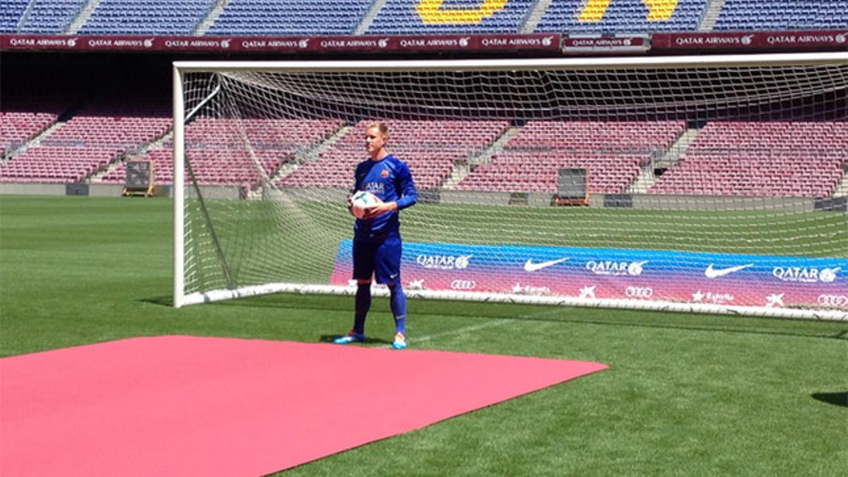 Marc André Ter Stegen posa en el Camp Nou con el uniforme del Barça
