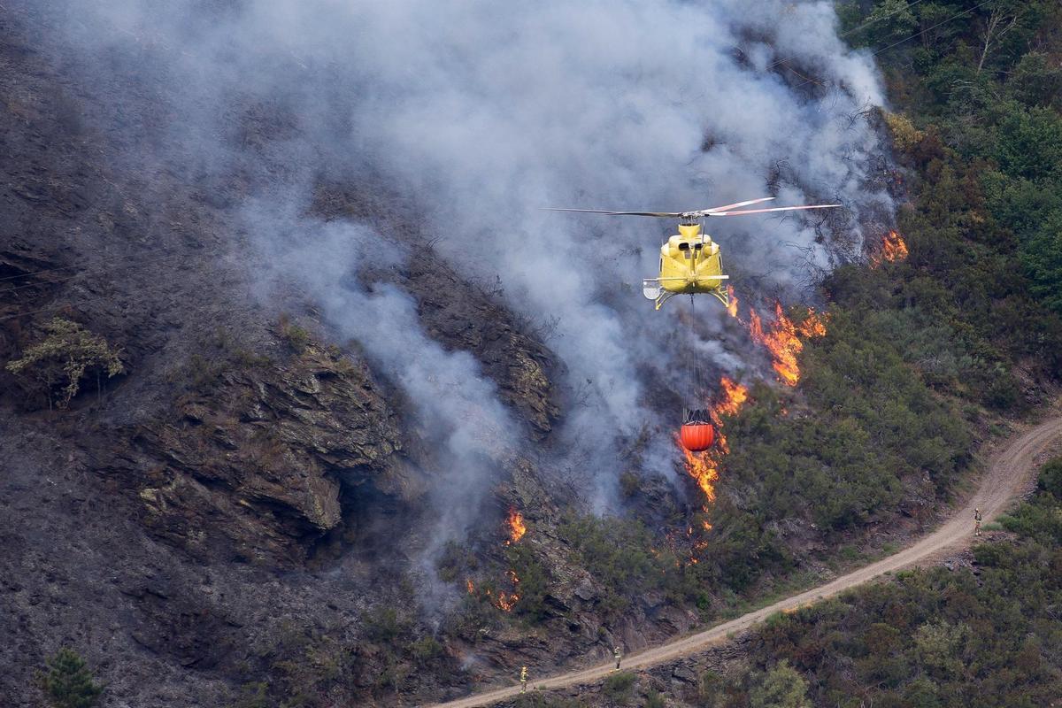 Archivo - O Courel, Lugo. Incendio declarado en la noche del viernes al sábado. Más de 80 ha. Han ardido durante la jornada del sábado en la parroquia de Ferreirós de Abaixo. En la imagen, un helicóptero sobrevuela la zona quemada en la tarde del sábado 1