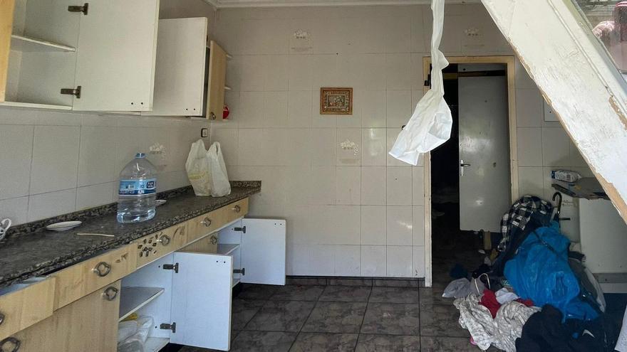 El interior de la vivienda que ha sido registrada por la Policía Nacional.