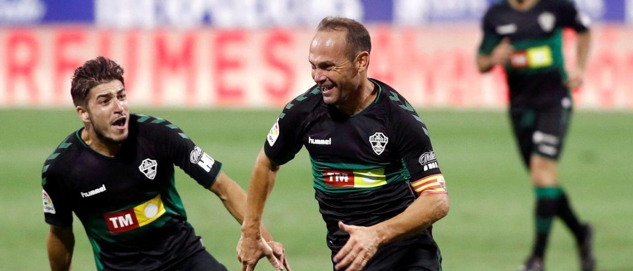 Nino celebra su gol ante el Zaragoza en la promoción de ascenso de la temporada 2019/20 en presencia de Óscar Gil. | Efe