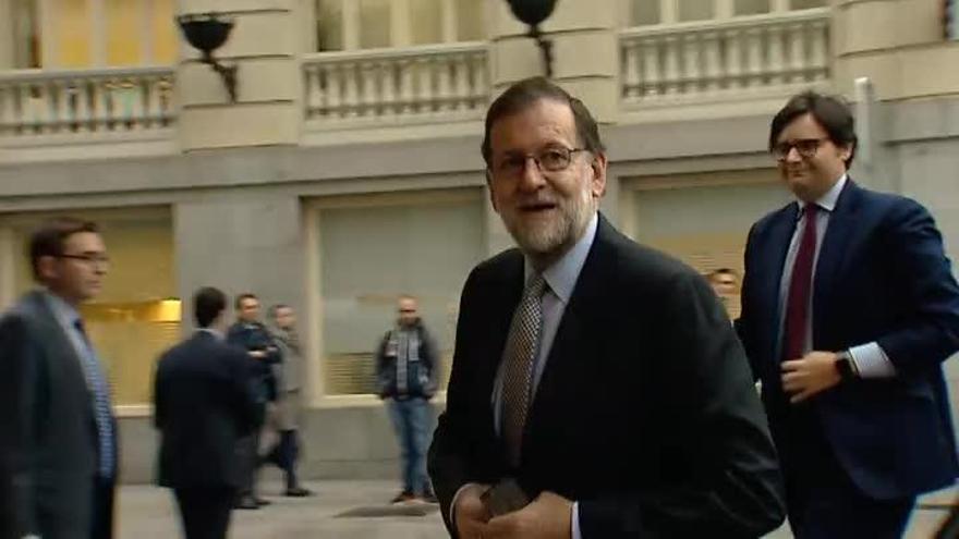 Rajoy ofrece diálogo en materias sensibles para el PSOE