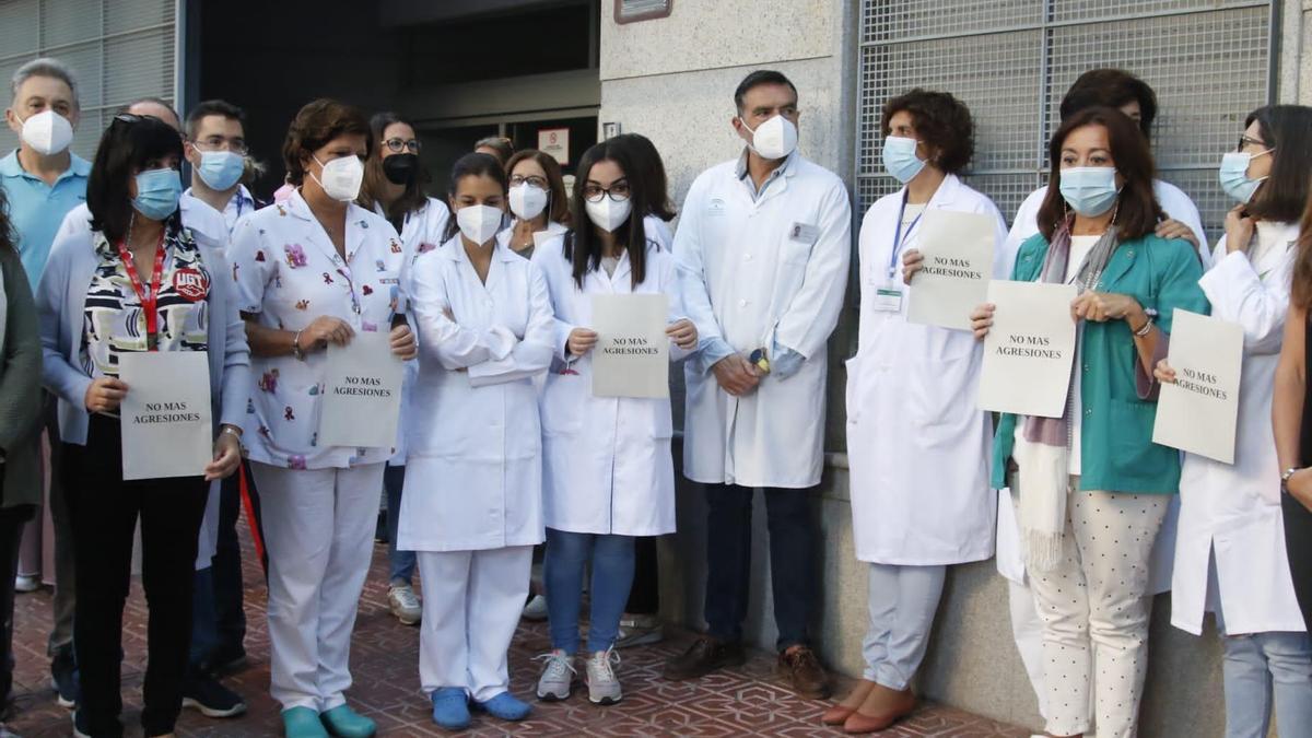 Personal del Centro de Salud de Santa Rosa concentrado esta mañana en señal de repulsa a la última agresión sufrida el pasado viernes