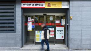 Archivo - Una persona pasa al lado de una oficina de empleo