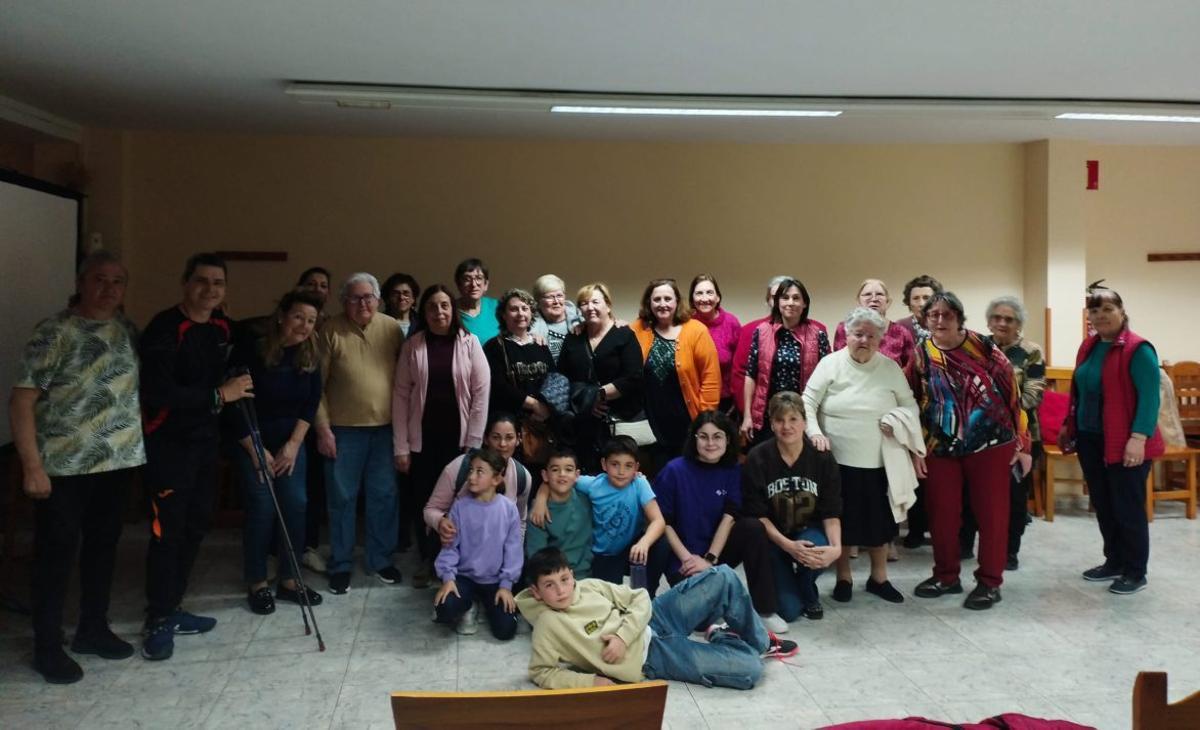 Una treintena de personas participaron en el taller de risoterapia en Lumpiaque.