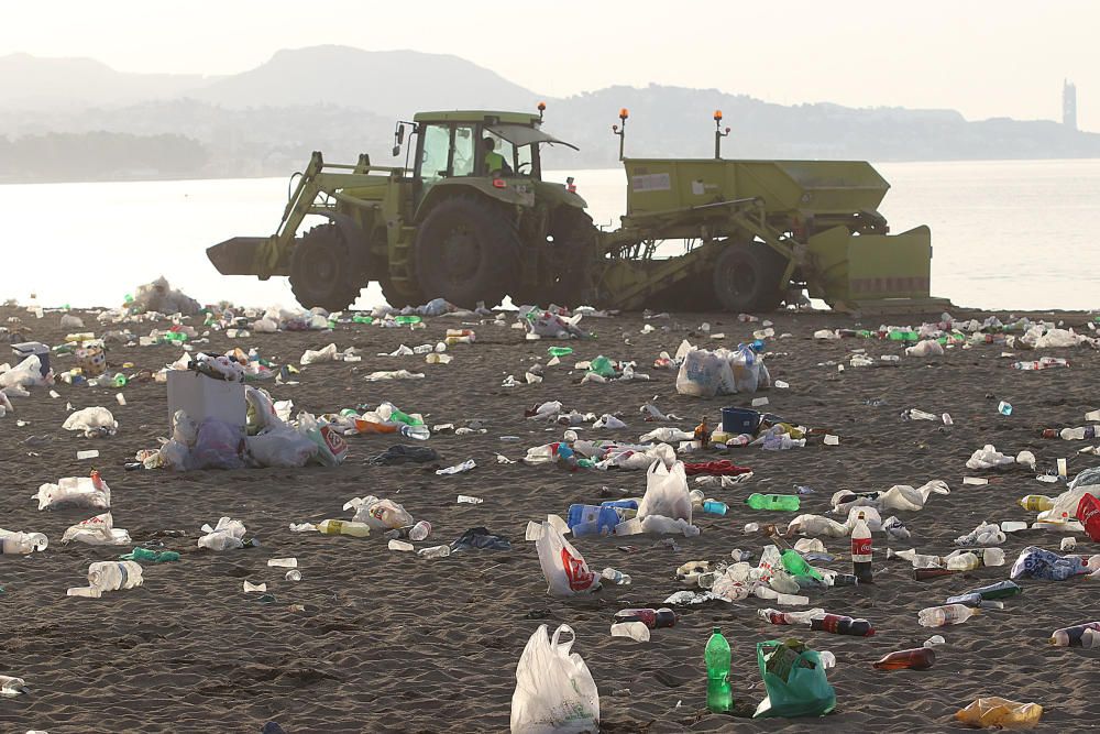 Así amanecen las playas malagueñas después de la noche de San Juan