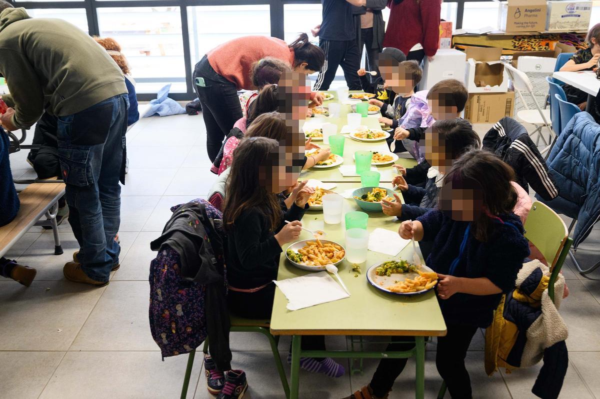 Los niños de Peñaflor comiendo por primera vez comida cocinada en el colegio.