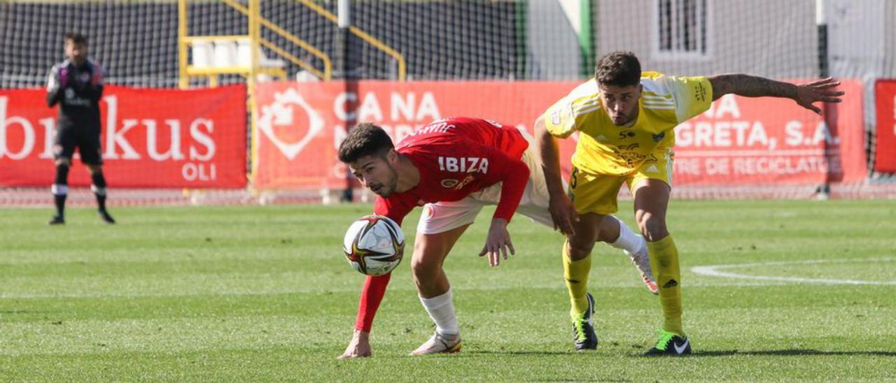 Imagen del derbi entre el CD y el Formentera. | VICENT MARÍ