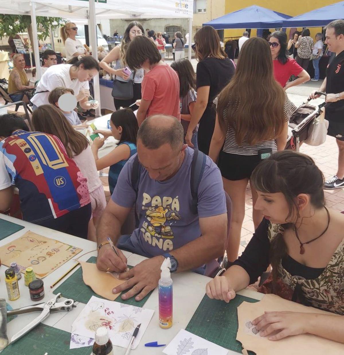 El tradicional mercado con un taller de artesanía en cuero.