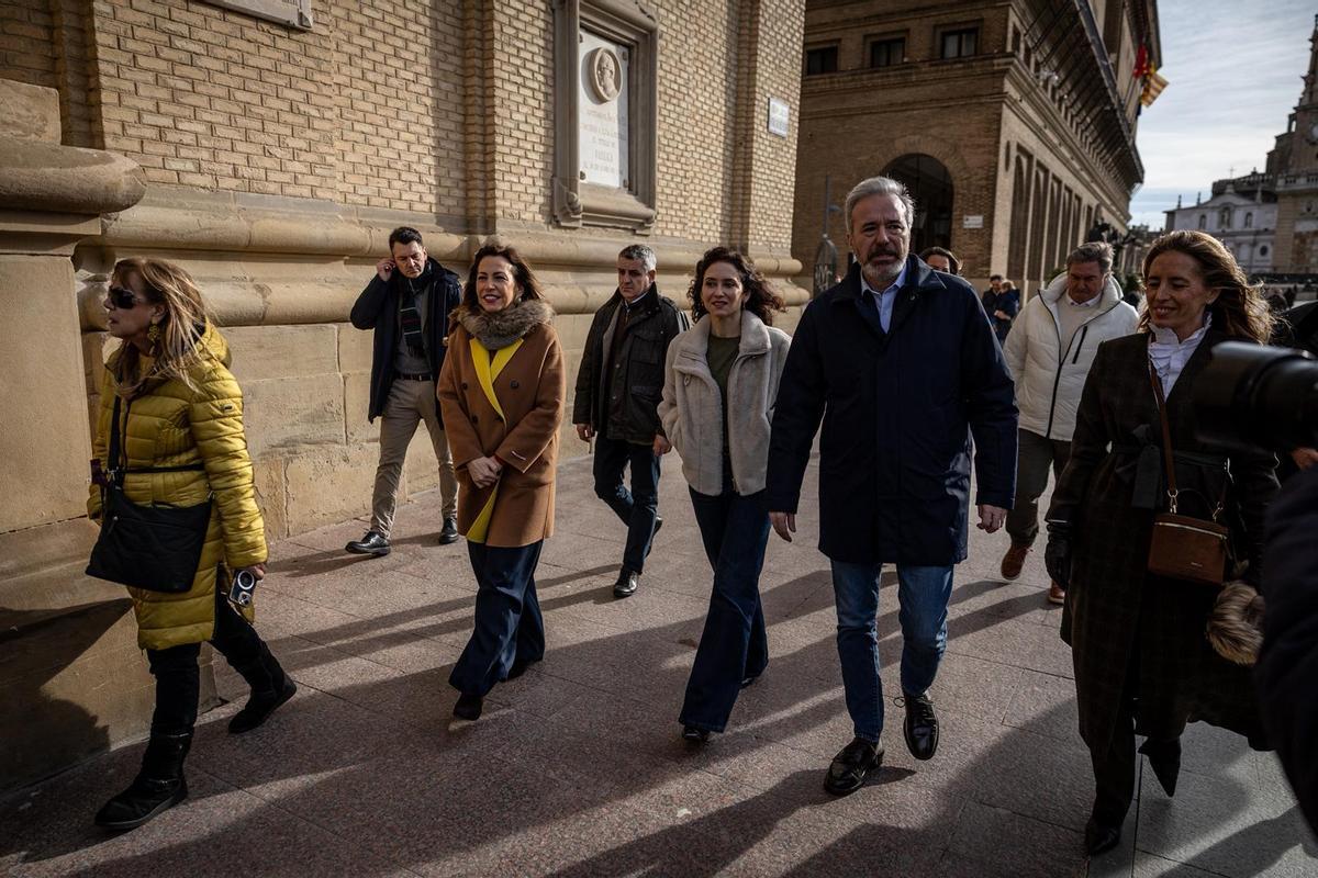 En imágenes | Primer gran acto del PP en Zaragoza para las elecciones del 8F y visita de Azcón y Ayuso a la Basílica del Pilar