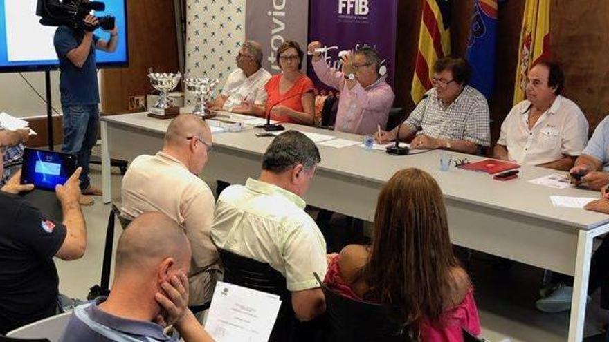 Una imagen del sorteo del calendario de la Liga de Tercera División 2018-19 que ayer se llevó a cabo en la sede federativa.