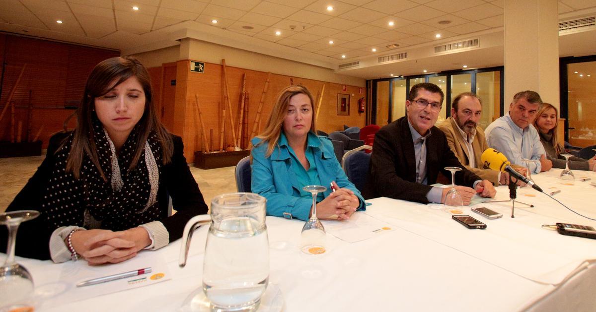Villar a la izquierda en una imagen de 2013 con miembros del PP de Benidorm.