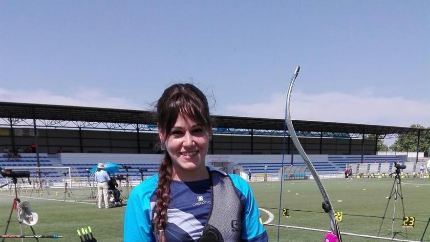 Cristina Fernández, tiradora malagueña, posa sonriente tras ganar el Campeonato de Andalucía.